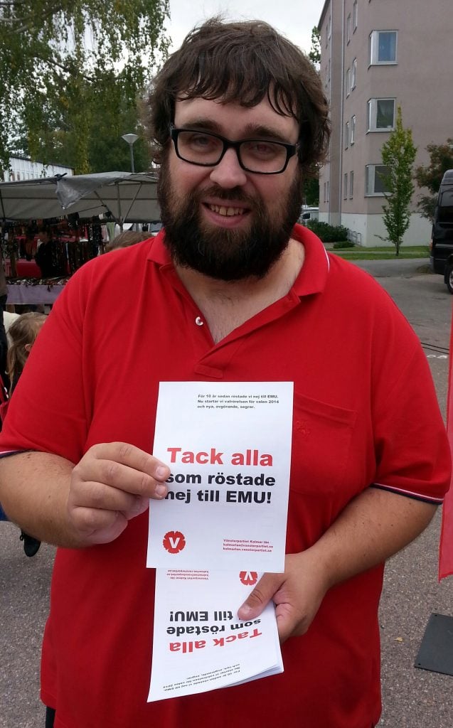 Nicke Grozdanovski var en av alla vänsterpartister som var ute uppmärksammade 10-årsdagen av valsegern i EMU-valet.