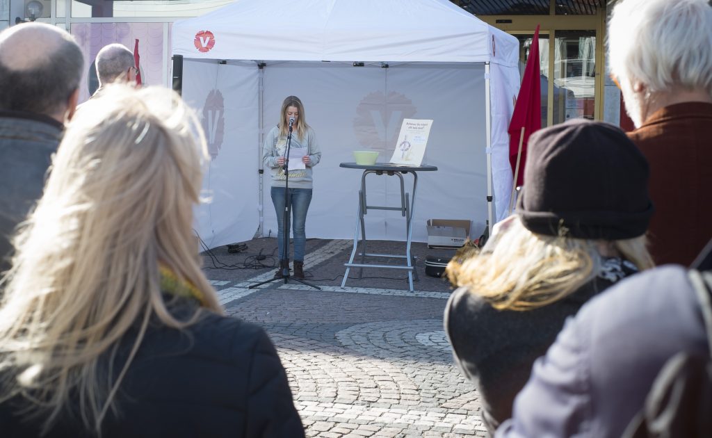 Ung Vänsters Ellen Hanell lyfte i sitt tal bland annat kravet på feministiskt självförsvar i skolan.